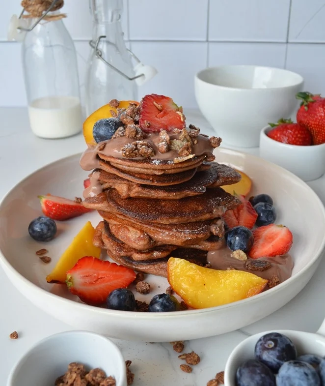 Read more about the article PANCAKES PROTEINOWE Z PUDDINGIEM I OWOCAMI
